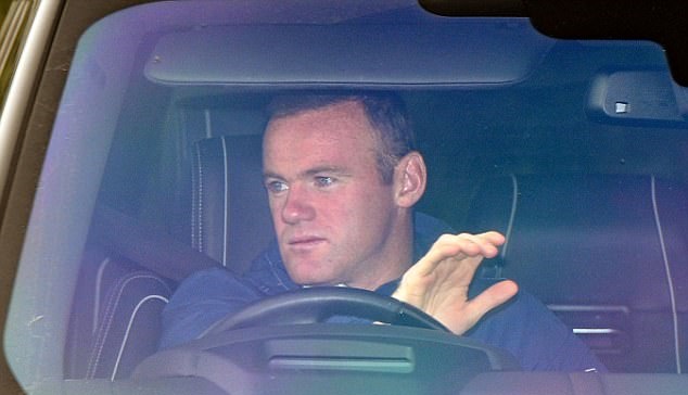 Sau scandal lái xe khi say xỉn và đi qua đêm với gái lạ, Rooney đang mất điểm trầm trọng.