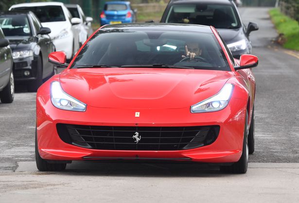 Mkhitaryan dẫn đầu đoàn quân Man United tiến tới sân tập.