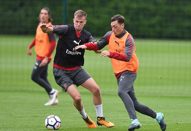 Trong khi đó, Oezil cũng đang nỗ lực lấy lại hình ảnh.