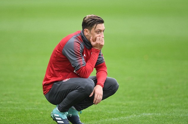 Việc thi đấu khá hay khi trở về phục vụ ĐTQG khiến Oezil bị chỉ trích không ít.