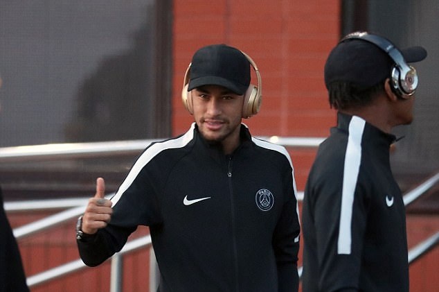 Như thường lệ, Neymar vẫn là tâm điểm của sự chú ý.
