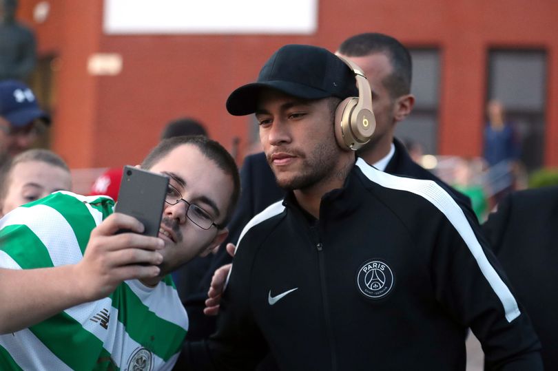 Chân sút người Brazil được CĐV Celtic chào đón nồng nhiệt nhưng chắc chắn khi trận đấu diễn ra, họ sẽ hy vọng Neymar tịt ngòi.