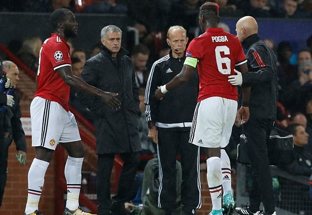 Pogba tập tễnh dùng nạng rời sân Old Trafford - Bóng Đá