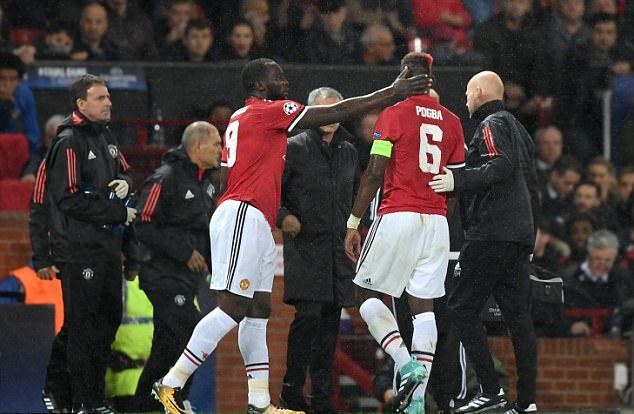 Pogba tập tễnh dùng nạng rời sân Old Trafford - Bóng Đá