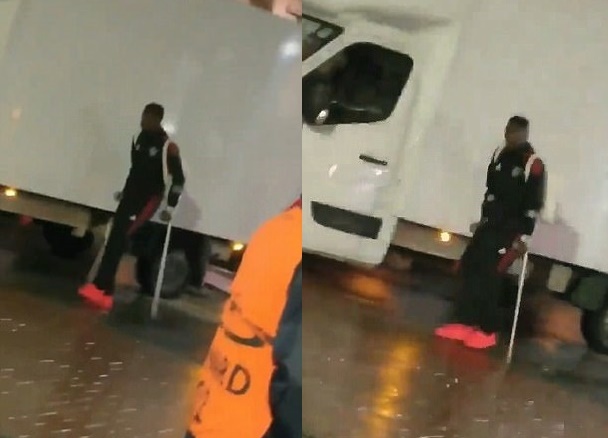 Pogba tập tễnh dùng nạng rời sân Old Trafford - Bóng Đá