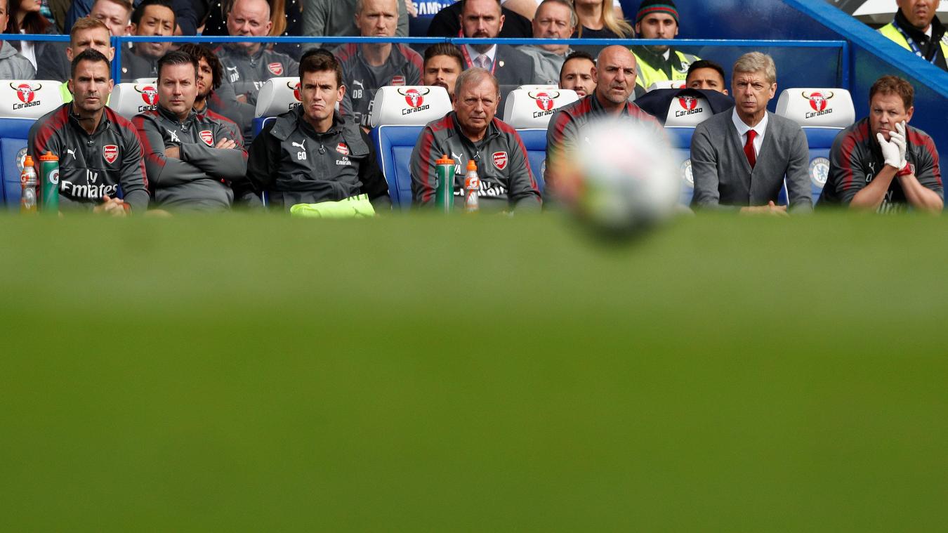 Chelsea 0-0 Arsenal: BHL Pháo thủ chăm chú theo dõi những diễn biến trên sân.