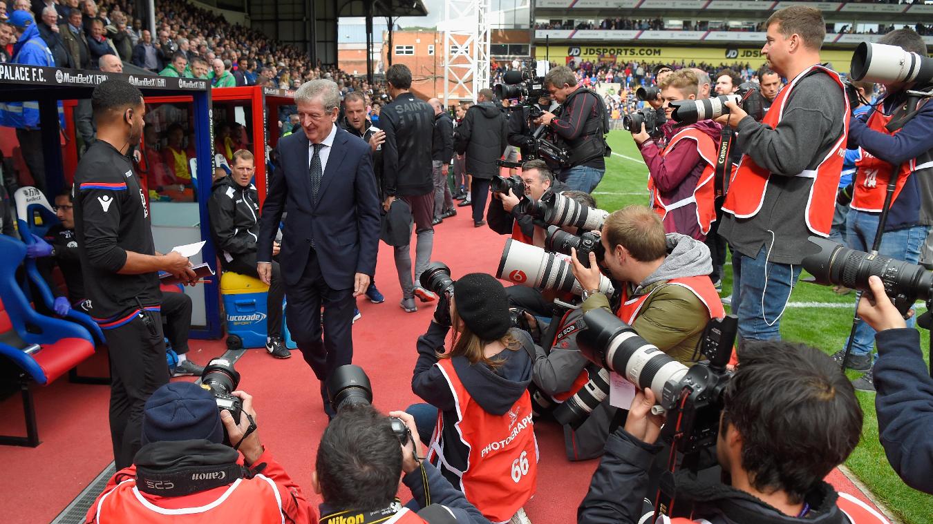 Crystal Palace 0-1 Southampton: HLV lão làng Roy Hodgson được cánh báo chí săn đón khi có trận đấu chính thức đầu tiên kể từ khi tiếp quản Crystal Palace.