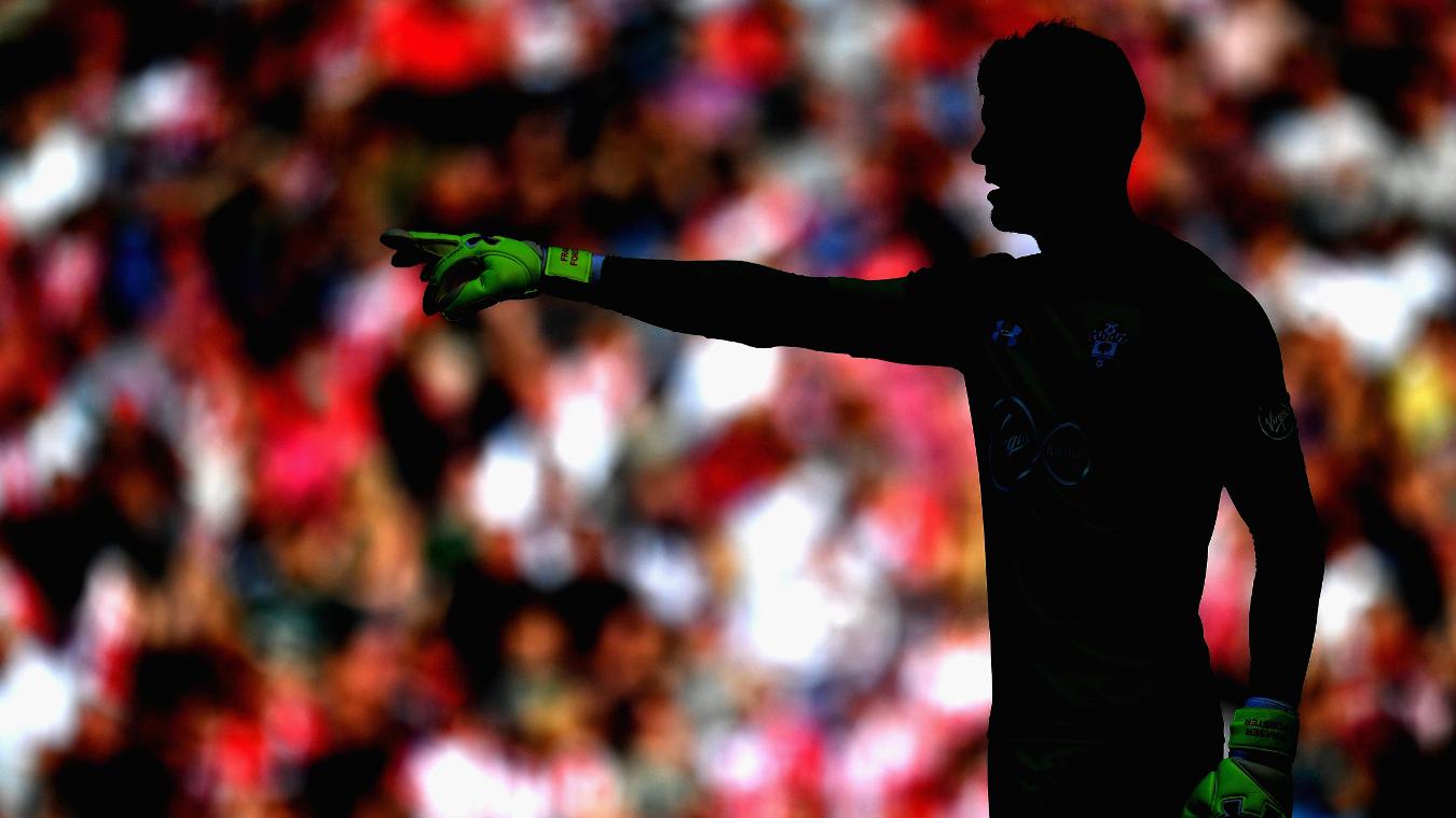 Southampton 0-1 Manchester United: Thủ thành Fraser Forster khá nỗ lực nhưng không thể giúp Southampton tránh khỏi thất bại trước Quỷ đỏ.