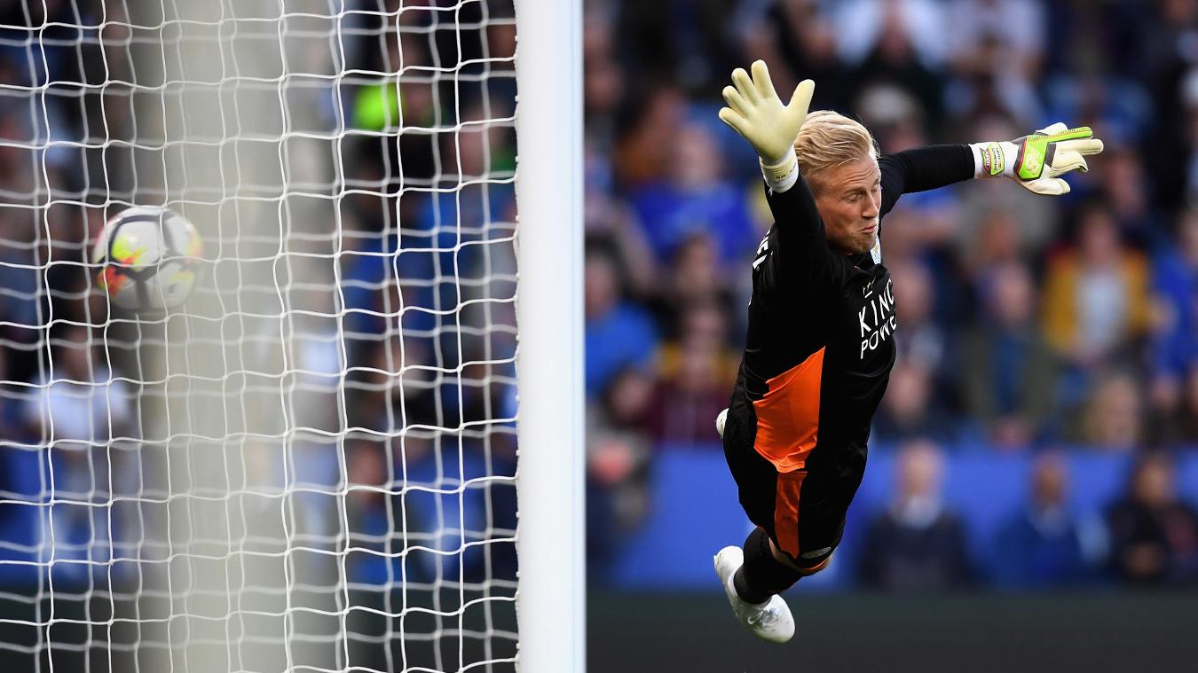 Leicester City 2-3 Liverpool: Thế nhưng, HLV Jurgen Klopp vẫn chưa giải quyết được bài toán hàng phòng ngự.