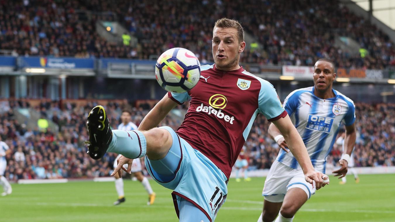 Burnley 0-0 Huddersfield Town: Trận đấu này diễn ra hết sức căng thẳng nhưng không có bàn thắng nào được ghi.