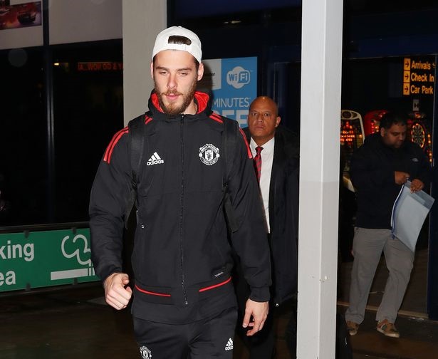 Được biết, họ tới sân bay Manchester lúc 4 giờ sáng. Chính vì thế, các cầu thủ Man United trông khá mệt mỏi.