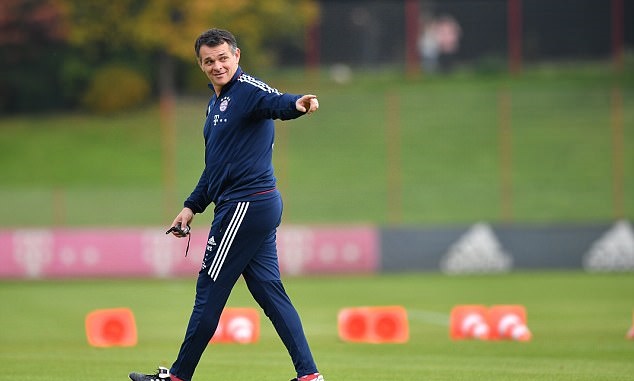 HLV tạm quyền Willy Sagnol sẽ thay Carlo Ancelotti tạm thời dẫn dắt Bayern Munich.