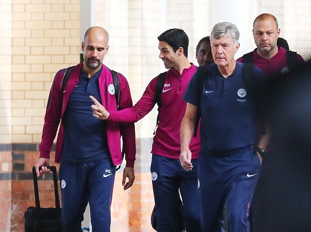 HLV Pep Guardiola và các cộng sự đã ra ga xe lửa đế đáp chuyến tàu xuôi về miền Nam nước Anh, điểm đến là London.