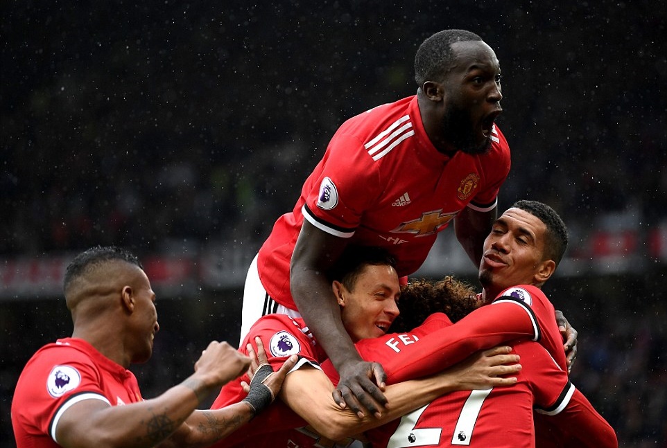 Thắng trận, Man United tạm leo lên vị trí đầu bảng.