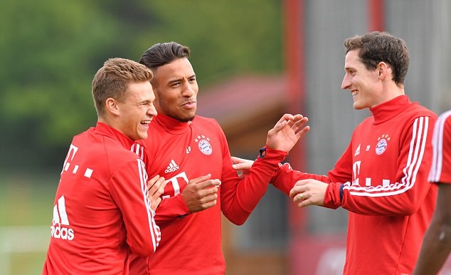 Khá ngạc nhiên khi các cầu thủ Bayern Munich cười khá tươi dù đội bóng đang trong cơn khủng hoảng.