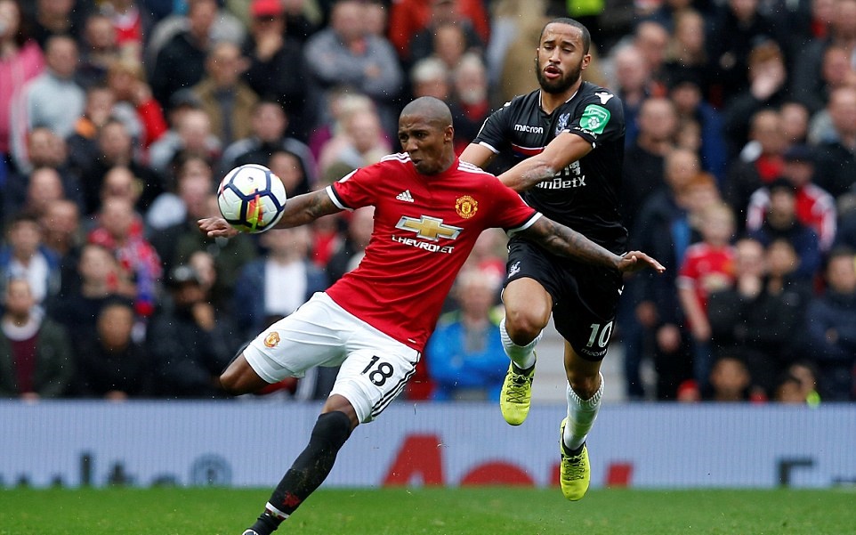 Ashley Young trận này thi đấu khá tốt, anh liên tục có những pha lên công về thủ nhịp nhàng.