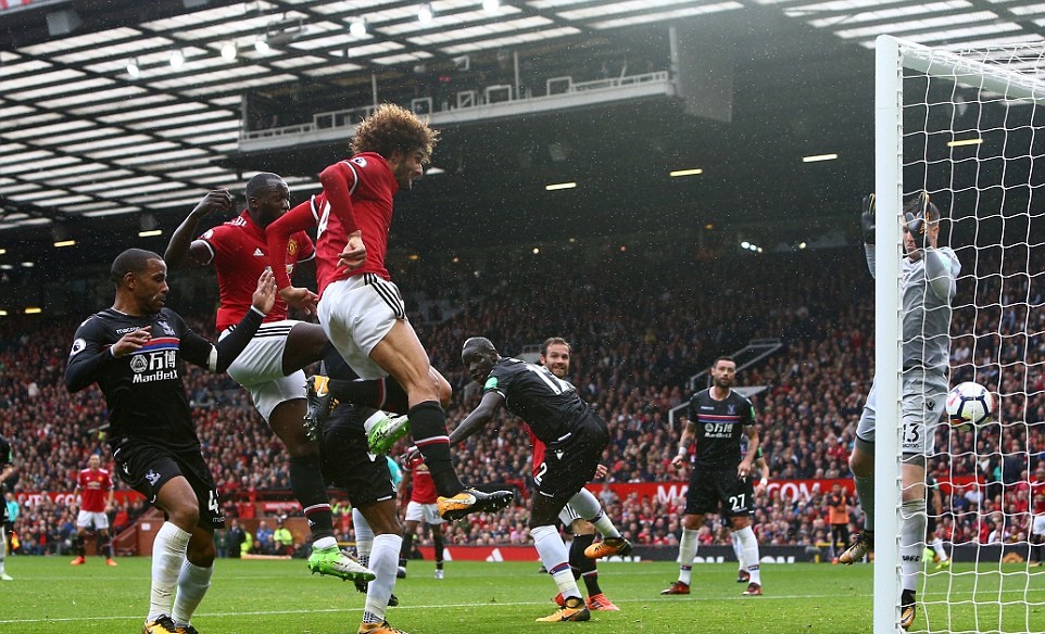 Chính Young là người tạt bóng chuẩn xác để Fellaini nâng tỷ số lên 2-0.