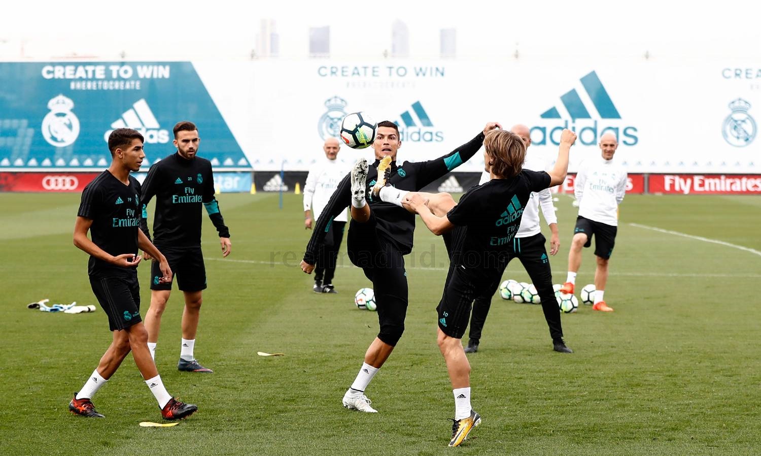 Ronaldo là cầu thủ tập luyện năng nổ nhất. Anh hết tranh bóng với đồng đội Luka Modric....