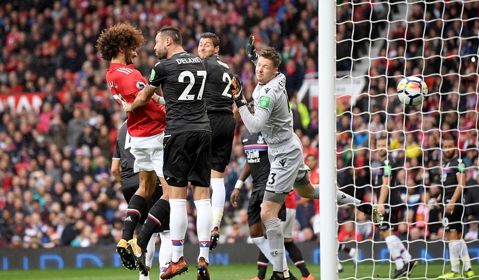 Fellaini tiếp tục ghi bàn thắng thứ 2 của trận đấu sau pha đá phạt của Rashford.