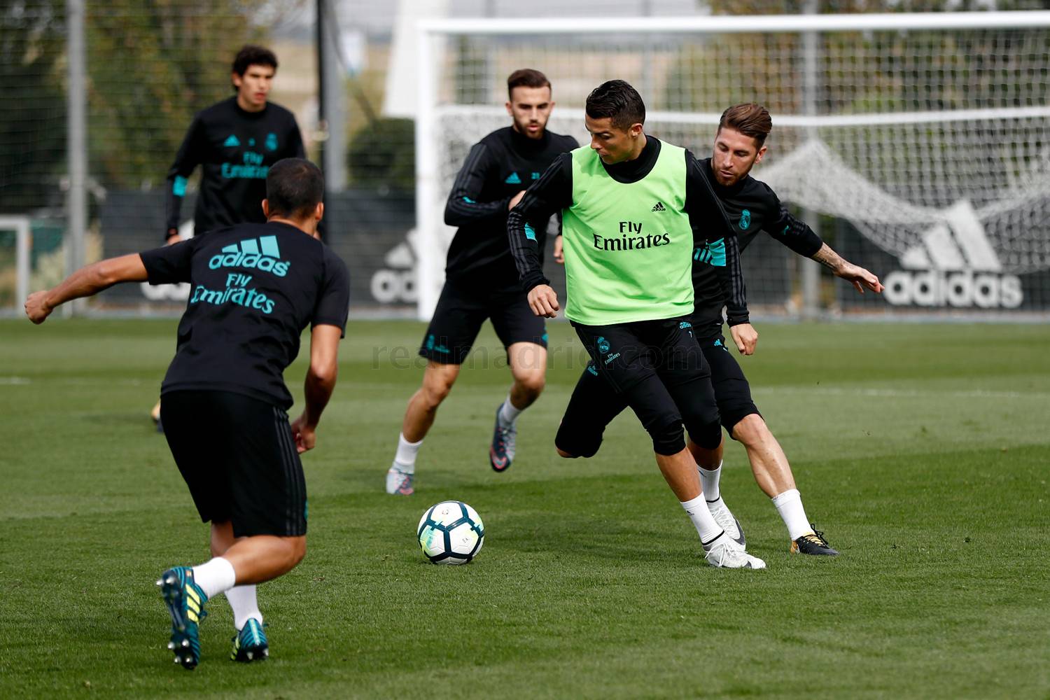 ...rồi lại tự tin rê bóng trước sự kèm cặp của Ramos.