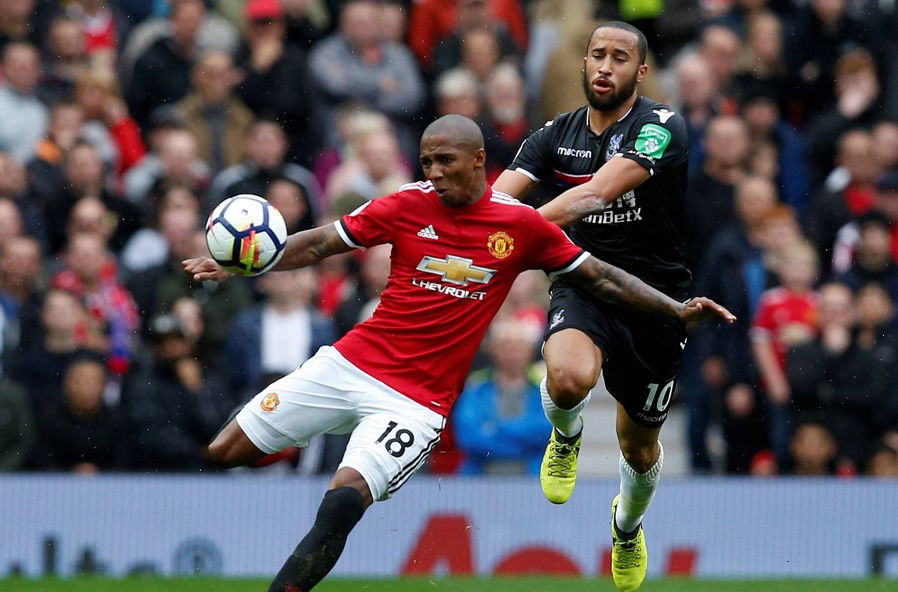 Young xông xáo bên cánh trái.