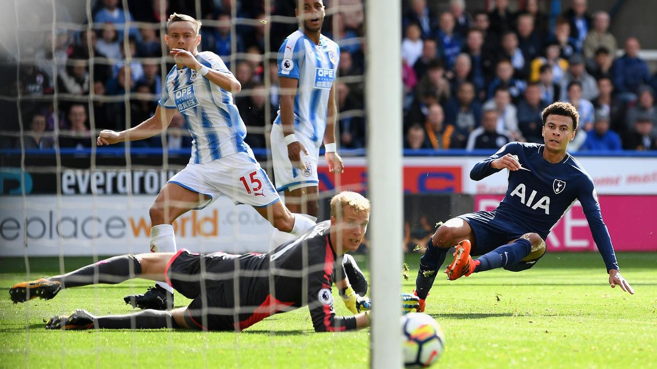 Huddersfield Town 0-4 Tottenham Hotspur: Dele Alli nỗ lực dứt điểm nhưng bóng lại đi trúng cột dọc.