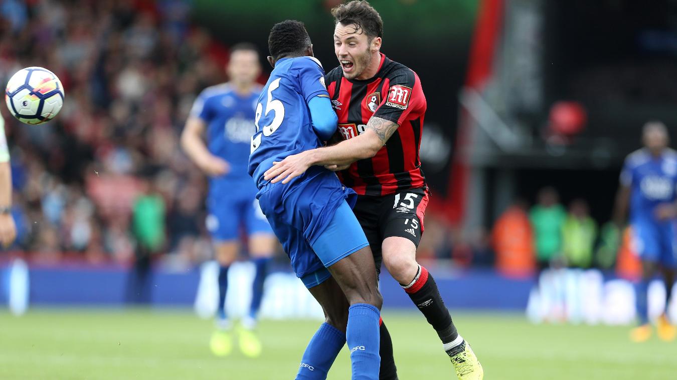 AFC Bournemouth 0-0 Leicester City: Màn va chạm nảy lửa giữa Wilfred Ndidi của Leicester City và Adam Smith của Bournemouth ở khu vực trung tuyến.