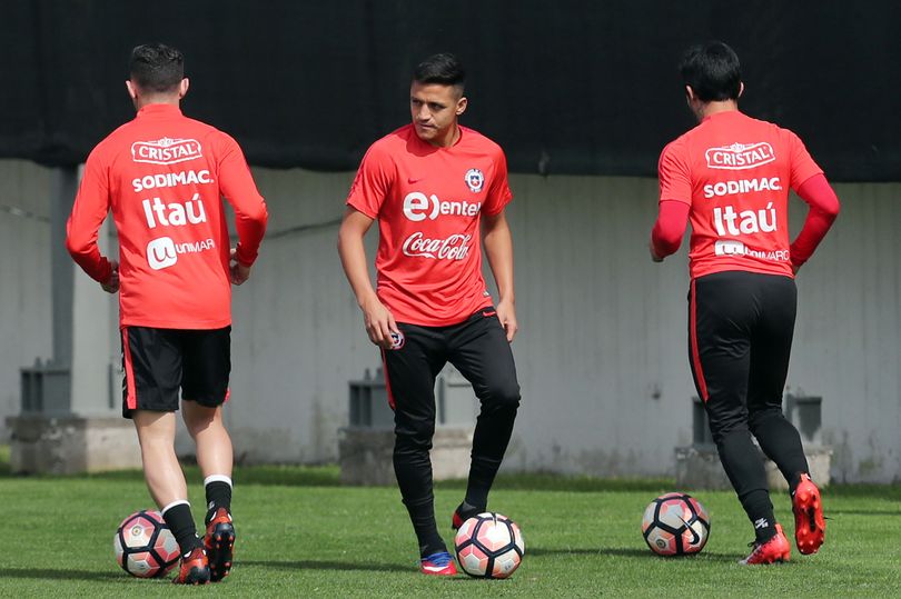 Áp lực đang đè nặng lên vai Sanchez và đồng đội khi tuyển Chila chơi khá tệ ở VL World Cup 2018 khu vực Nam Mỹ.