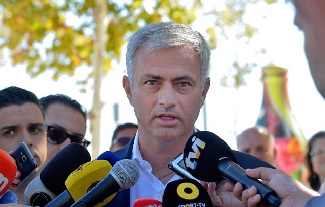 Báo chí và người dân địa phương chào đón Mourinho như một người hùng.