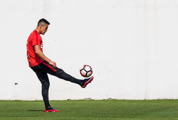 Hiện tại, Chile đang nằm ngoài nhóm có khả năng được tham dự World Cup 2018 với 1 điểm kém hơn đội xếp thứ 4, thứ 5 là Argentina và Peru.