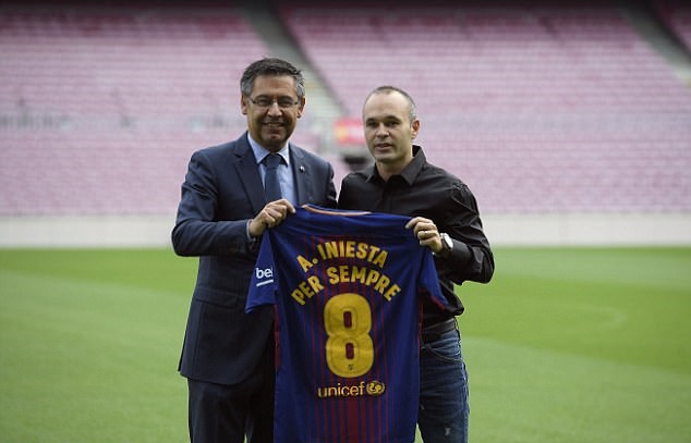 Theo đó, Iniesta đặt bút ký vào bản hợp đồng có thời hạn trọn đời với Barcelona.