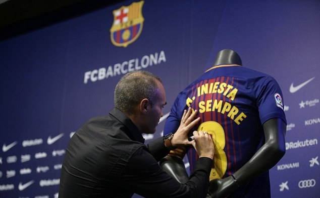 Cùng với Lionel Messi, Iniesta đang giữ kỷ lục cầu thủ đoạt nhiều danh hiệu nhất trong lịch sử Barcelona với 30 lần lên ngôi tại các đấu trường lớn nhỏ.