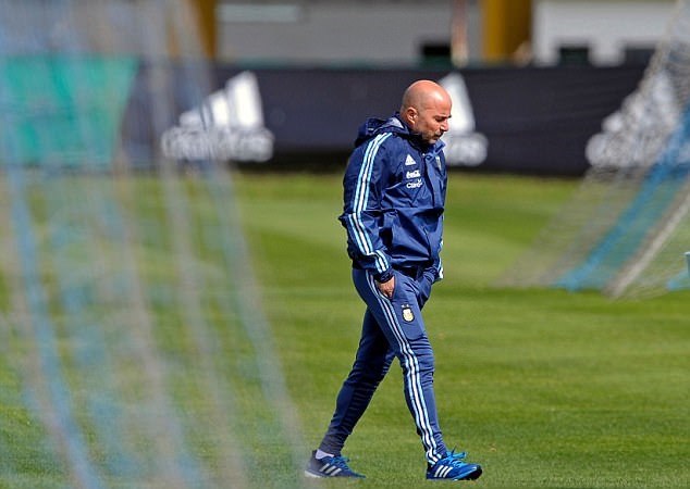 Trong khi đó, áp lực đang đè nặng lên vai HLV Jorge Sampaoli.