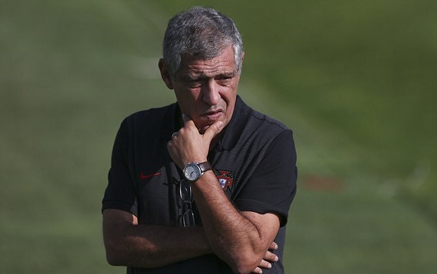 Áp lực đang đè nặng lên vai thầy trò HLV Fernando Santos.