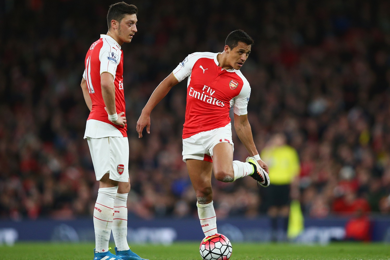 Đội hình siêu sao miễn phí năm 2018: Bộ ba hủy diệt Ozil-Messi-Sanchez - Bóng Đá