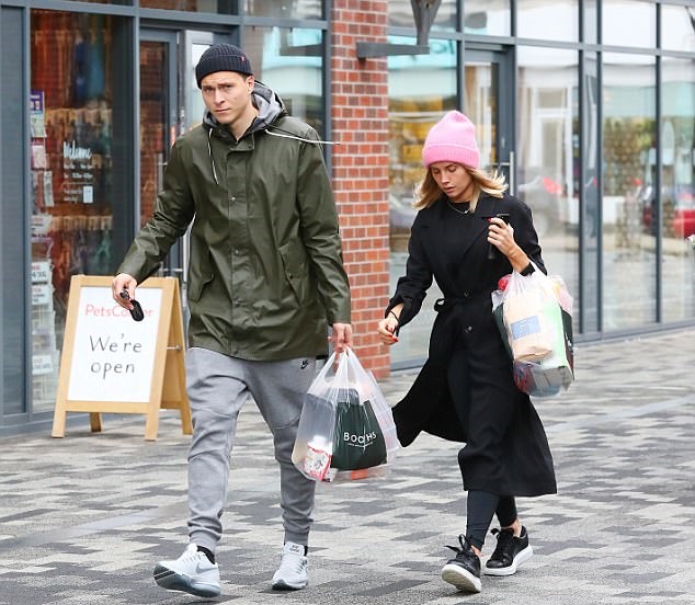 Victor Lindelof bị bắt gặp cùng bị hôn thê Nilsson đi mua sắm ngay trước thềm trận chiến với Liverpool.