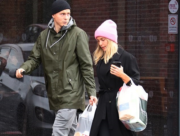 Trông Lindelof chẳng có vẻ gì là chuẩn bị cho trận gặp Liverpool.