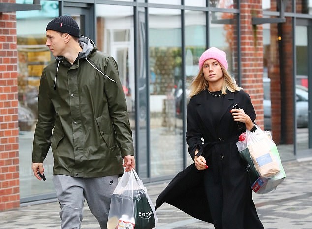 Cả 2 mua sắm một ít đồ và cố né tránh ống kính của phóng viên. Việc không được ra sân có vẻ như khiến Lindelof không hoàn toàn dồn hết tâm trí cho trận chiến trên sân Anfield.