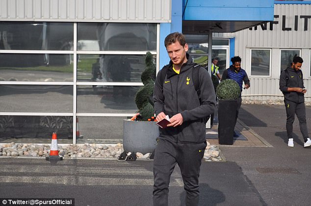 Tin vui cho NHM Gà trống khi Danny Rose (áo xanh) cũng có mặt trong chuyến đi này. Hậu vệ người Anh đã nghỉ gần như toàn bộ giai đoạn đầu mùa do chấn thương. Sự trở lại của Rose sẽ tiếp thêm sức mạnh và sự tự tin cho trận gặp Real Madrid.