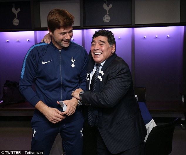 Hết trận, Maradona xộc thẳng vào phòng thay đồ để chức mừng người đồng hương trẻ tuổi, Pochettino.