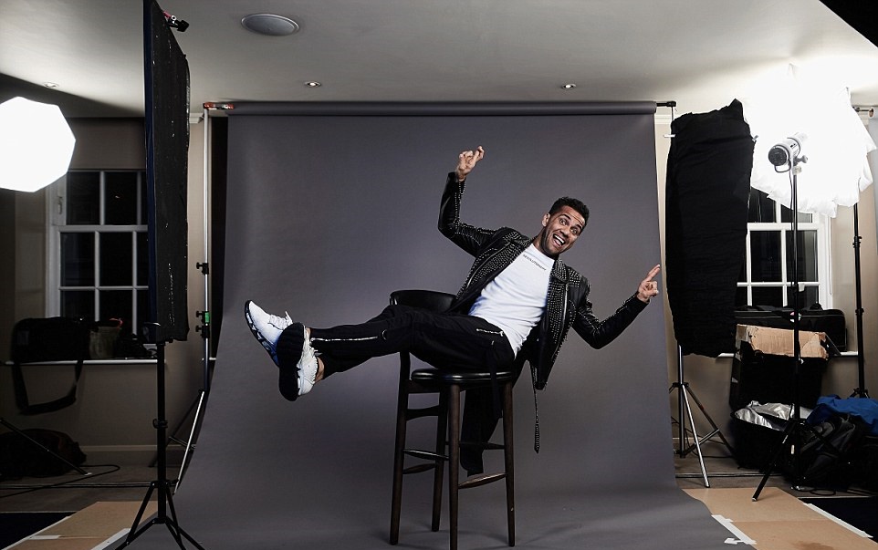 Hậu vệ Dani Alves ghi hình trước khi buổi lễ diễn ra.