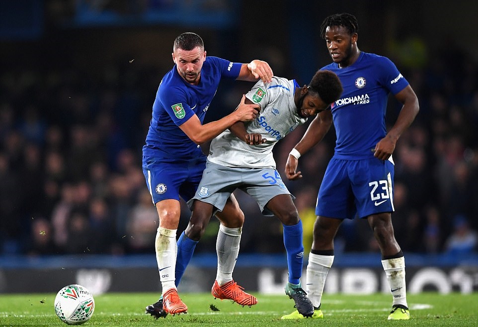 Tiền vệ Danny Drinkwater có trận ra mắt Chelsea đầy vất vả.