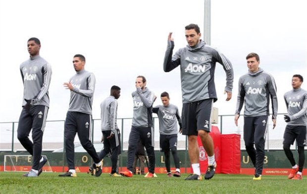 Tất cả đã sẵn sàng cho trận đại chiến trên sân Old Trafford.