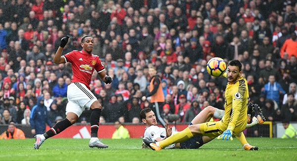 Anthony Martial cho thấy duyên bi bàn khi được Mourinho tung vào sân từ băng ghế dự bị.