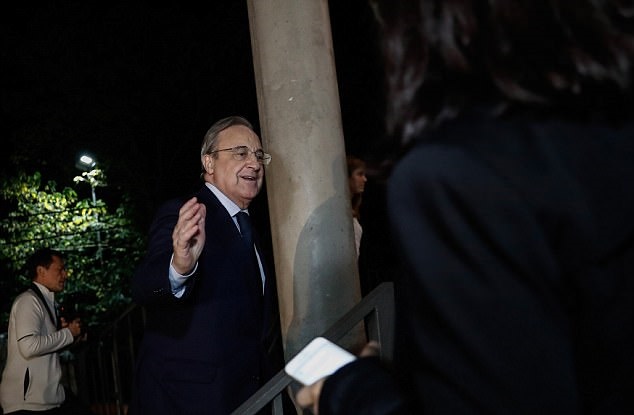 Tuy nhiên, BTC La Liga đã sắp xếp ổn thỏa. Thậm chí Chủ tịch Real, Florentino Perez cũng có mặt.