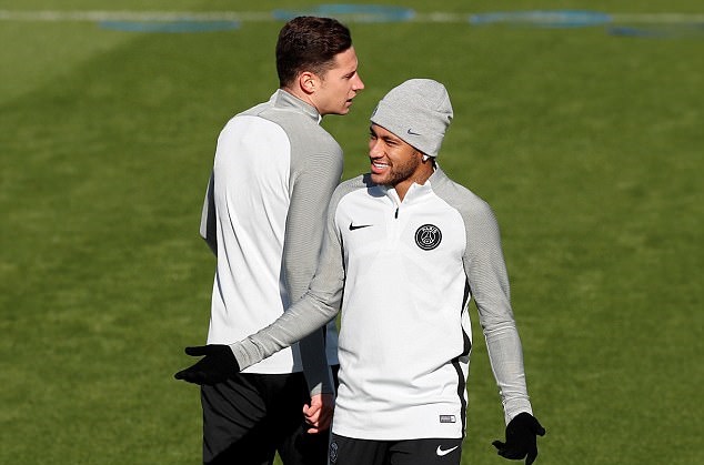 Sau khi bị treo giò 1 trận ở League 1, Neymar đã cùng đồng đội trở lại sân tập.