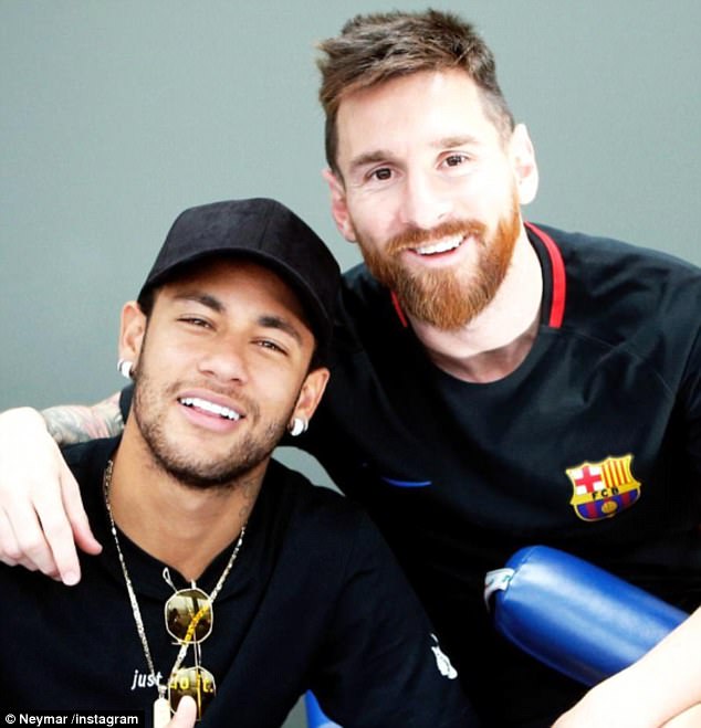 Được biết, vì bị treo giò 1 trận ở Ligue 1, Neymar đã tranh thủ ghé thăm đội bóng cũ.