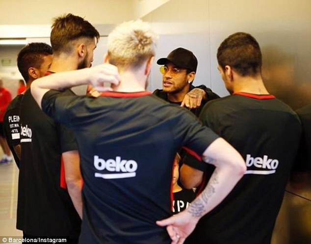 Tại đây, Neymar đã nhận được sự đón tiếp nòng hậu của các đồng đội cũ và cả BLĐ Barcelona.