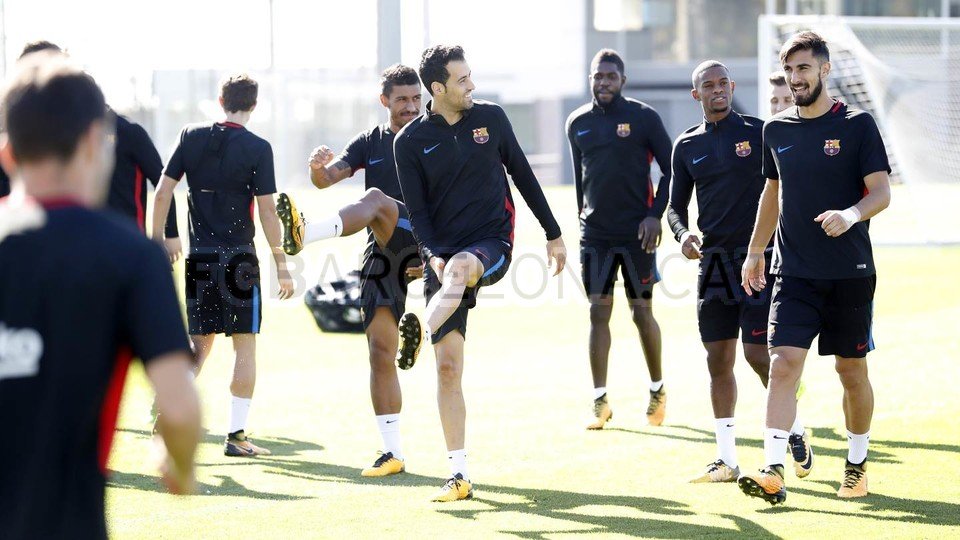 Sau buổi gặp ngắn ngủi, các cầu thủ Barcelona đã ra sân tập luyện.