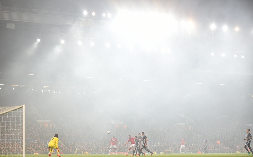 Man Utd tiếp dục duy trì thế trận tấn công trong hiệp 2.